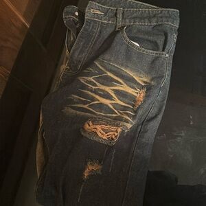 Doesn’t have a brand, it’s orange with black mix has rips but came like that.